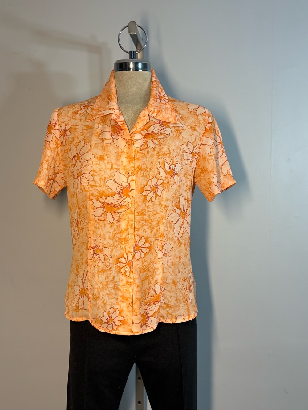 Button-Front Short Sleeve Floral Shirt in Orange